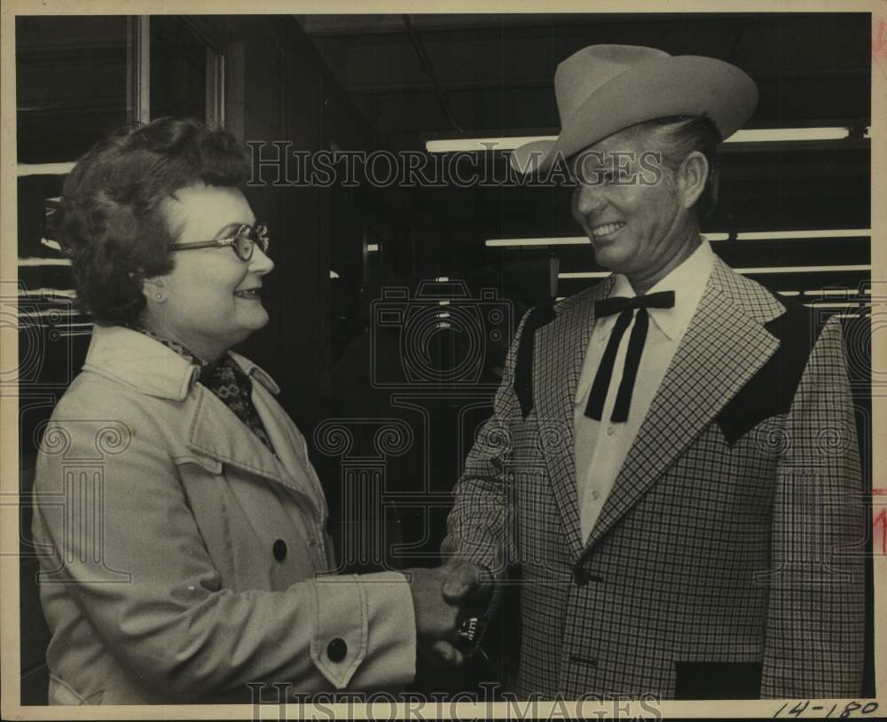 1975 Press Photo Mayor Lila Cockrell & Floyd McOsker of Laredo Trail Ride- Historic Images