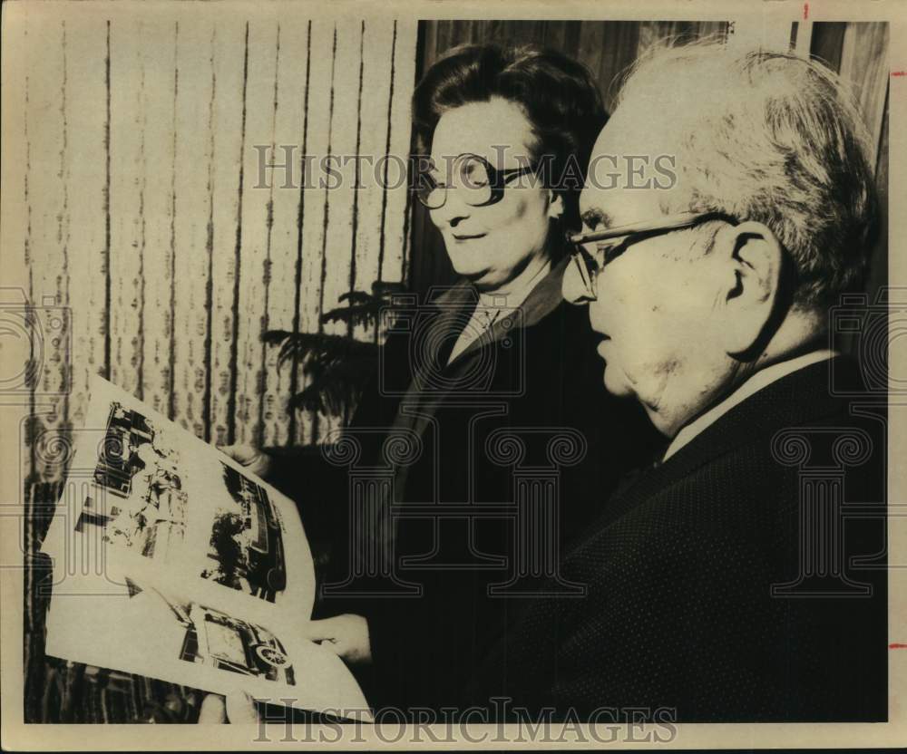 1981 Press Photo Mayor Lila Cockrell & Unidentified Man Looking at Book - Historic Images