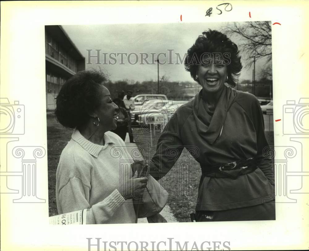 1988 Press Photo Candidate Karyne Conley &amp; Voter Dorris Lewis at Middle School - Historic Images