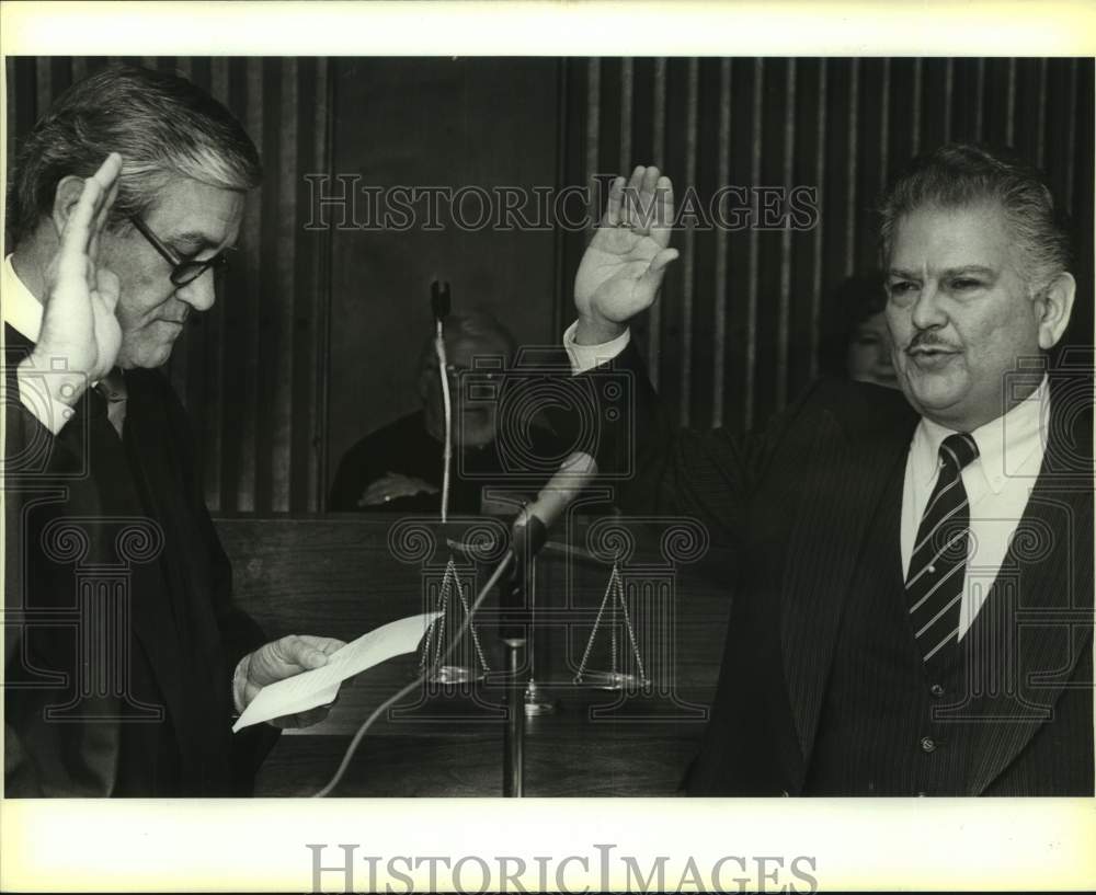 1986 Press Photo Associate Justice Franklin Spears Swears In Alfonso Chapa - Historic Images