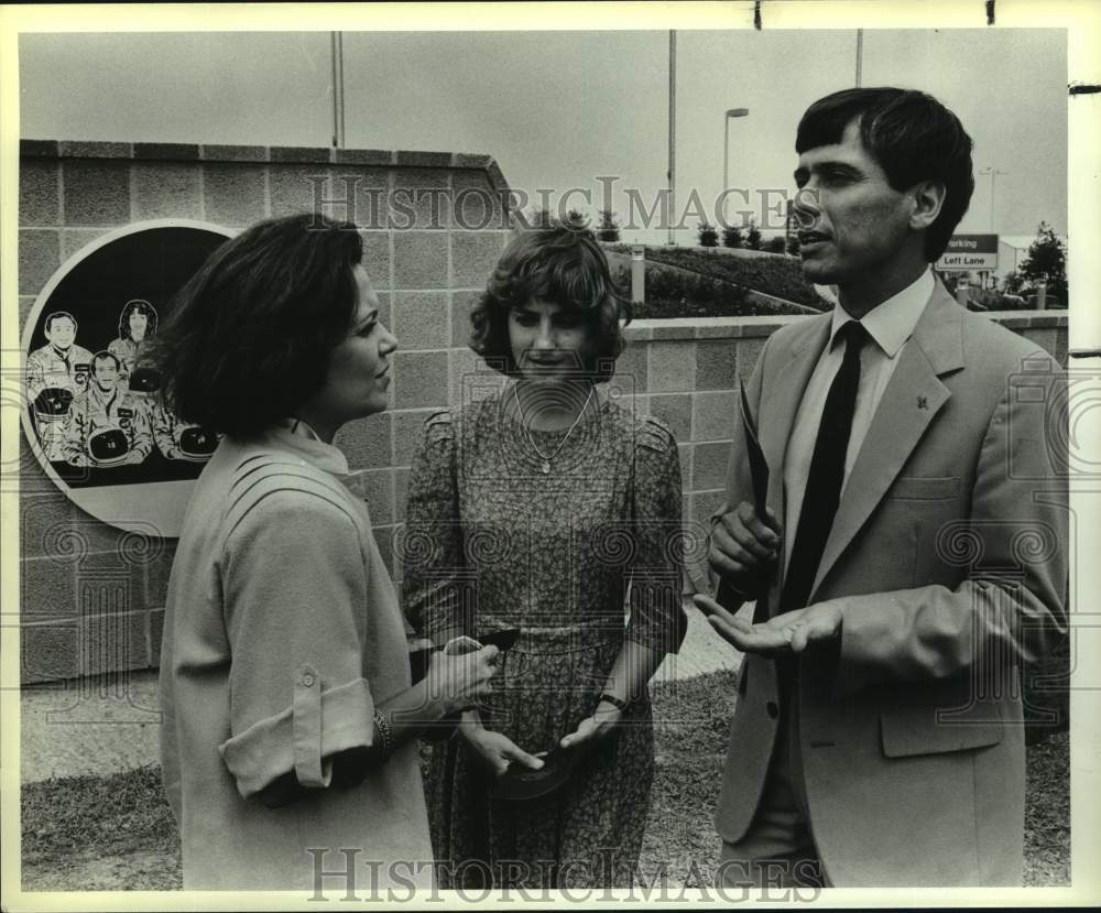 1986 Press Photo Astronaut Franklin Chang-Diaz &amp; 2 Unidentified Women- Historic Images