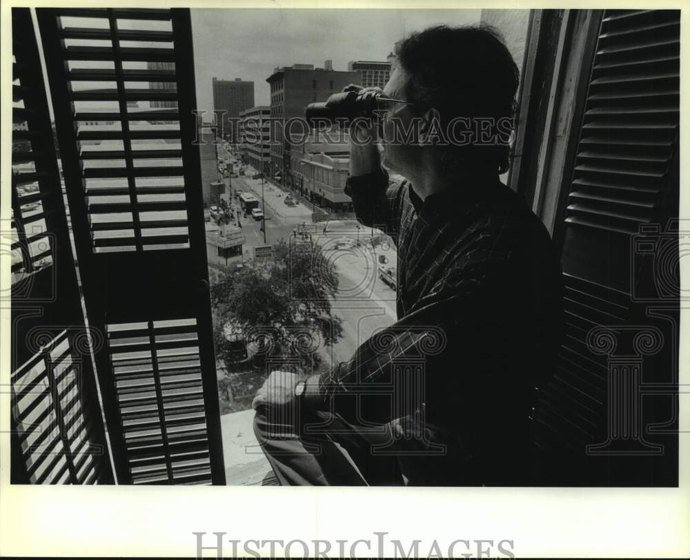 1989 Press Photo San Antonio Express-News Writer Ed Conroy Looks Out Window- Historic Images