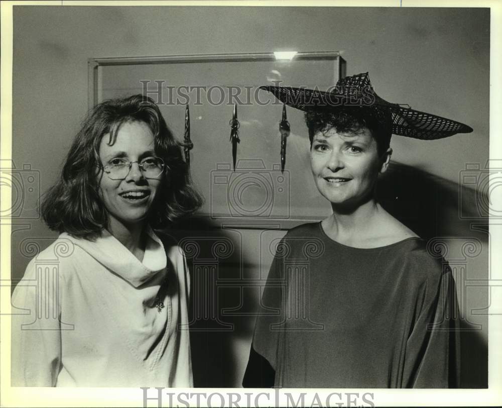 1989 Press Photo Artists Thelma Coles &amp; Rachelle Thiewes at Texas Exhibition - Historic Images