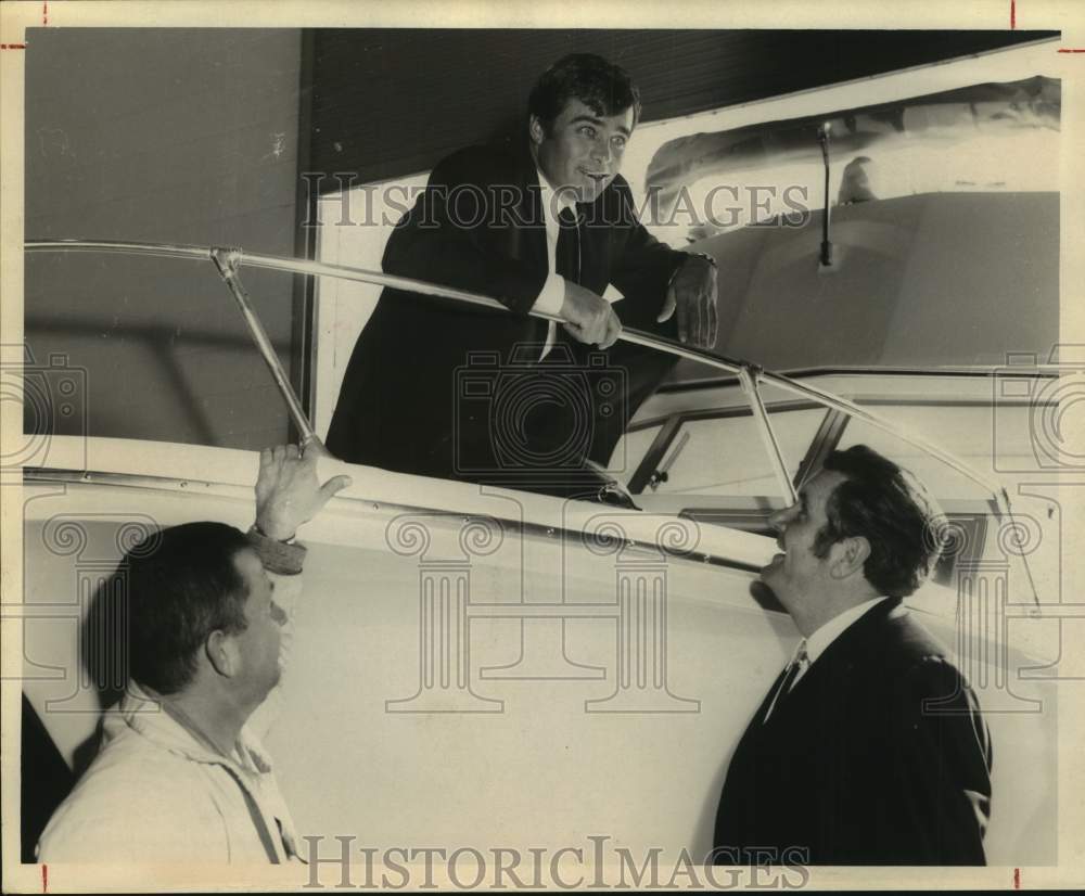 1969 Press Photo Actor Glenn Corbett on Boat Talks With 2 Unidentified Men - Historic Images