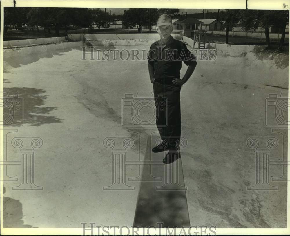 1982 Press Photo Major Raul Delatorre Stands on Diving Board at Camp Bullis Pool - Historic Images