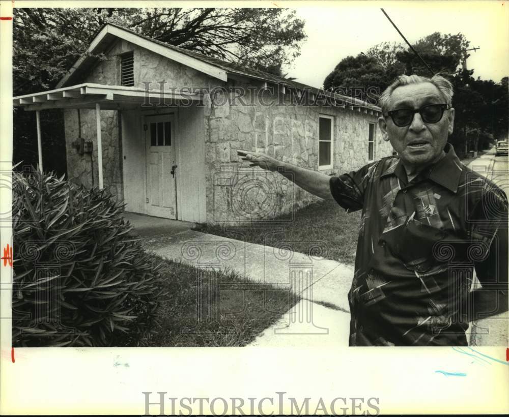 1983 Press Photo Councilman Dominic Criscuolo at 1st City Hall, Balcones Heights - Historic Images