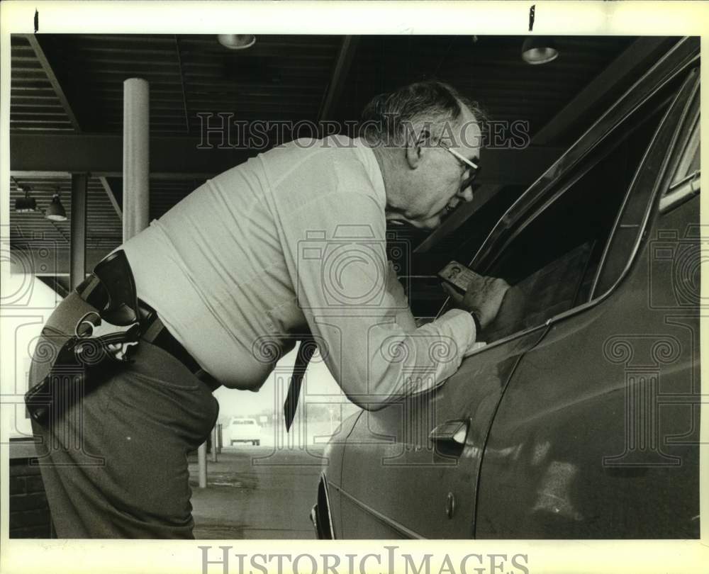 1985 Press Photo INS Port Director Lee Cremer at Del Rio Border Crossing Station - Historic Images