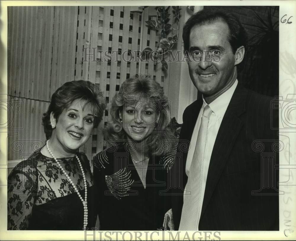 1987 Press Photo Ondrea Cooper& Diana & Joe Donahue at New Home of B.K Johnson - Historic Images