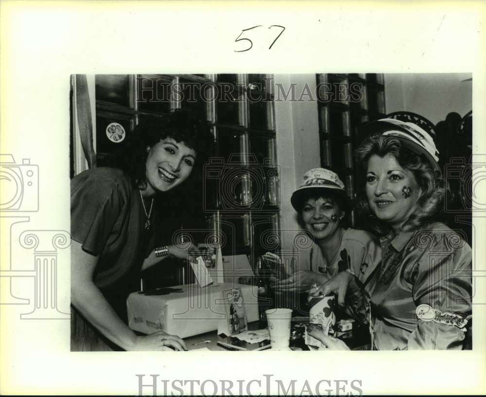 1987 Press Photo Karen Cook, Sandy Mangum & Barbara Fulbright at Cafe American - Historic Images