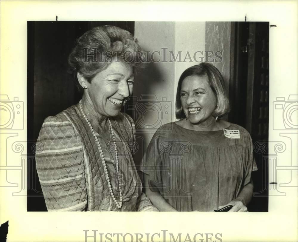 1985 Press Photo Jean Collins & Audrey Sprague at Founder's Day Banquet, Ft. Sam - Historic Images