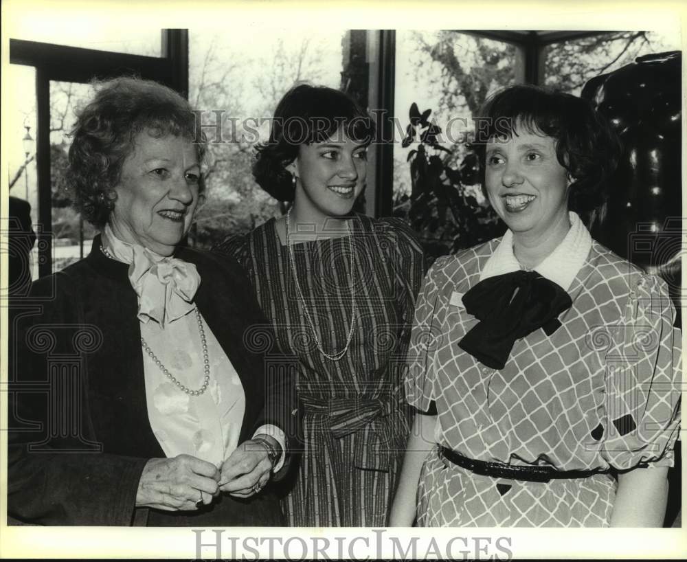 1985 Press Photo Helen Ewing &amp; Martha &amp; Betty Collins of McNay Art Institute - Historic Images