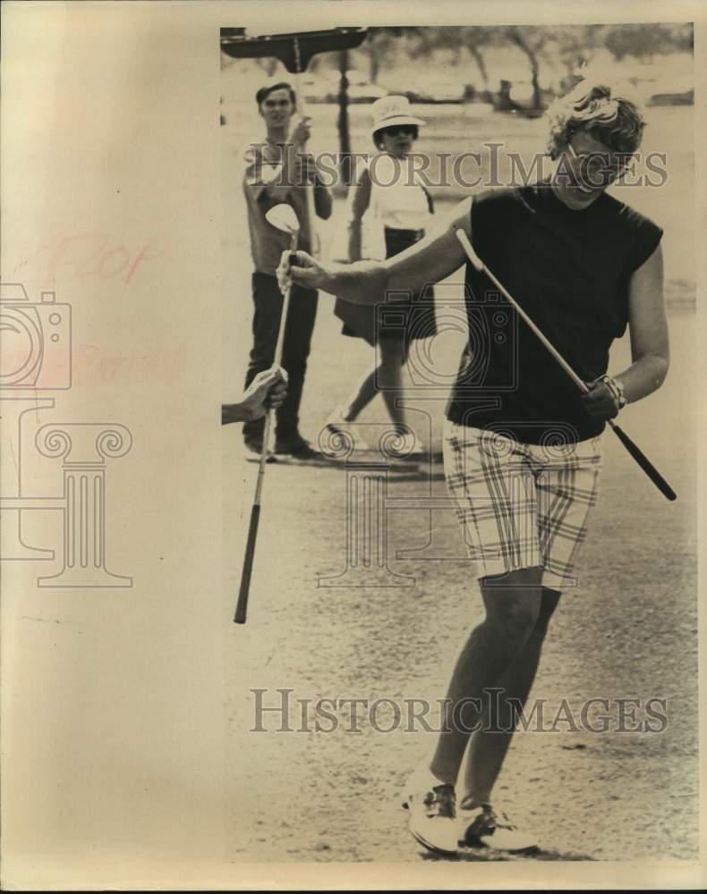 1972 Press Photo Golfer Mickey Wright After Reaching Green on Hole 9 - sas19751- Historic Images