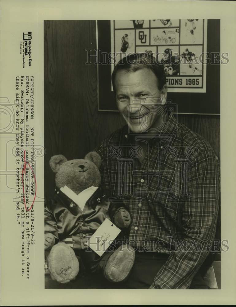 Press Photo Oklahoma Sooners Football Coach Barry Switzer with Gift from Fan - Historic Images
