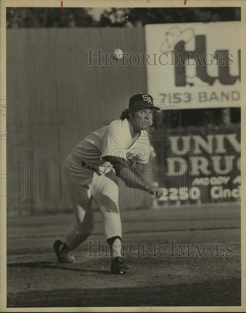 1977 Press Photo San Antonio Baseball Pitcher Doug Slocum Throws Baseball- Historic Images