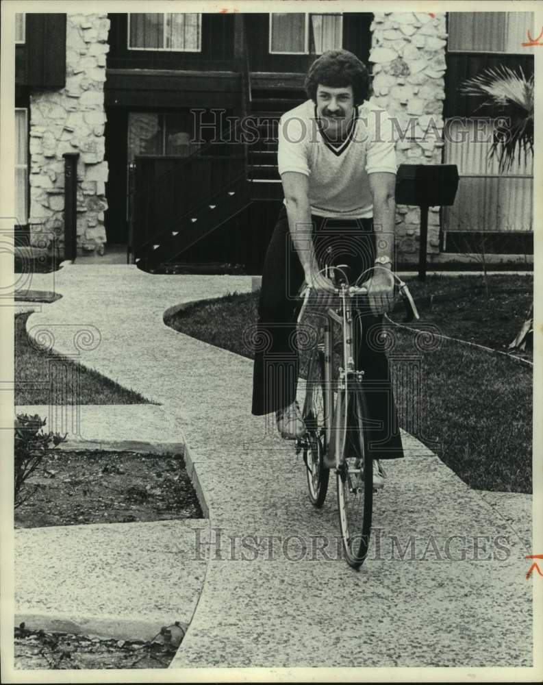 1975 Press Photo San Antonio Spurs Basketball Player Bobby Warren on Bicycle - Historic Images