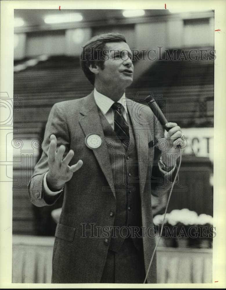 1982 Press Photo National Football League Referee Dr. Tim Tunney Speaks at Rally- Historic Images