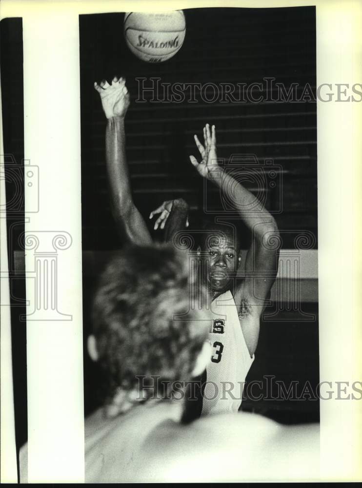 1987 Press Photo San Antonio Spurs Basketball Player Chris Washburn Shoots Ball- Historic Images