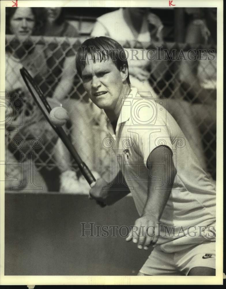 1983 Press Photo Trinity University Tennis Player Tomm Warneke Hits Tennis Ball- Historic Images