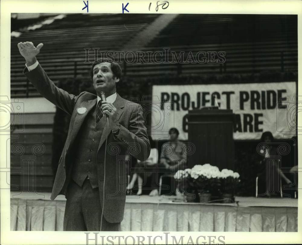 1974 Press Photo NFL Football Referee Jim Tunney at Project Pride Ralley - Historic Images