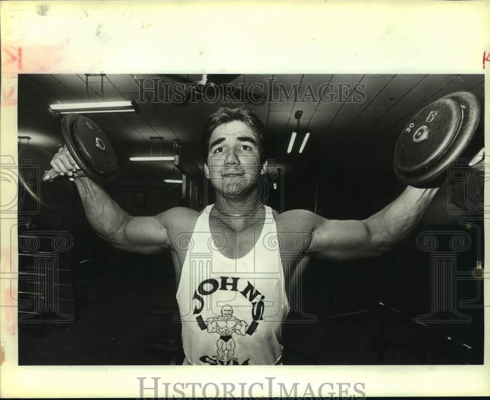 1984 Press Photo Bodybuilder Jimmy Reyna Lifts Weights at John&#39;s Gym - sas20045- Historic Images