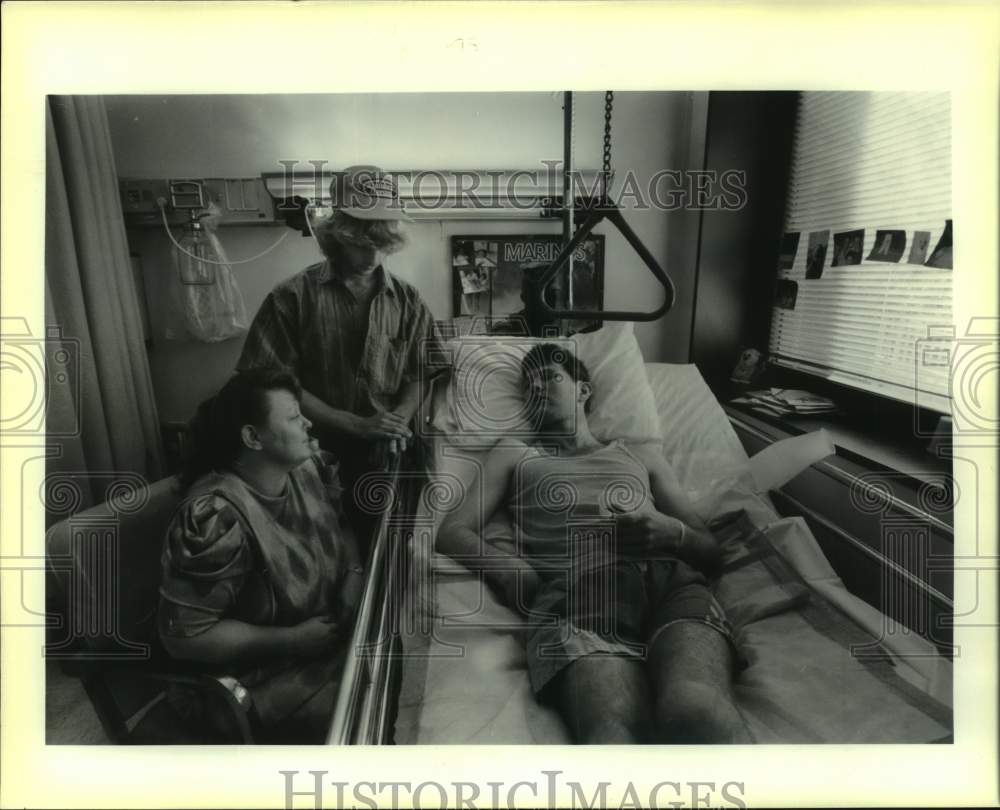 1988 Press Photo Injured Boxer Ricky Uzzel in Hospital With Family - sas20062- Historic Images