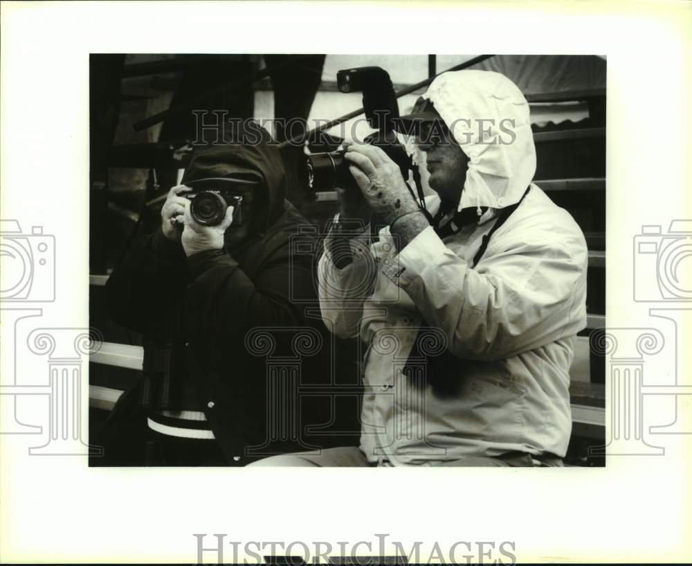 1993 Press Photo Spectators Ed &amp; Ann May Take Photos at Vantage Golf Tournament- Historic Images