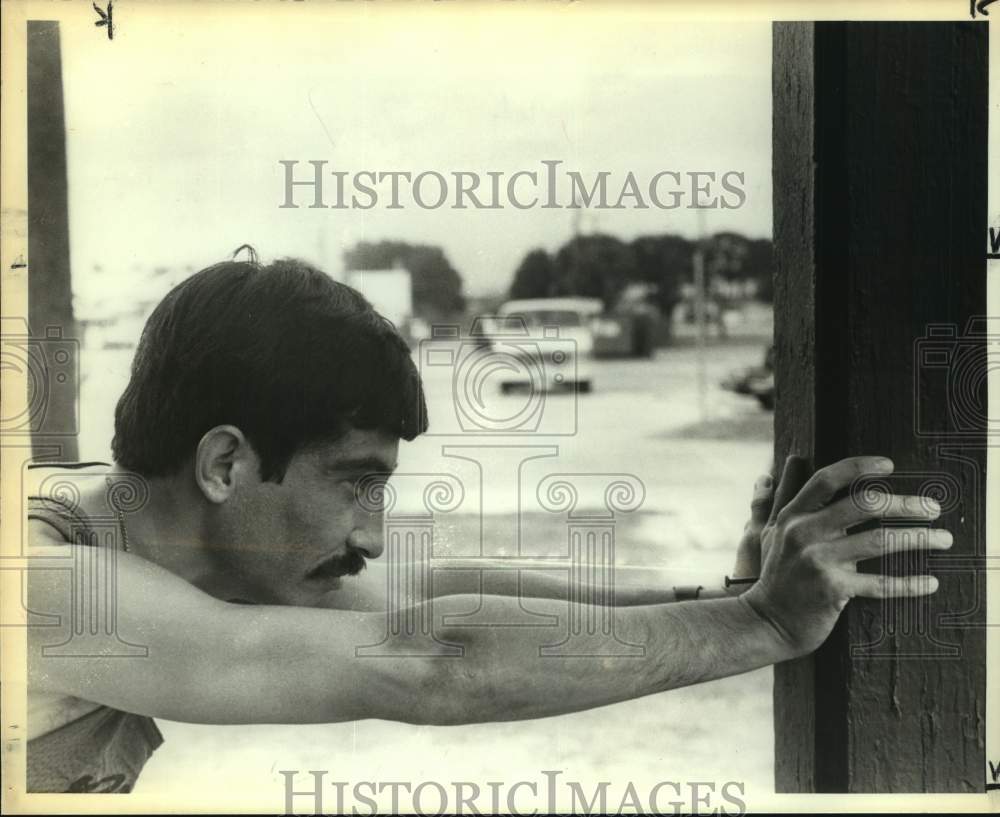 1974 Press Photo Marathon Runner Robert Yara Stretches on Wood Frame - sas20242- Historic Images
