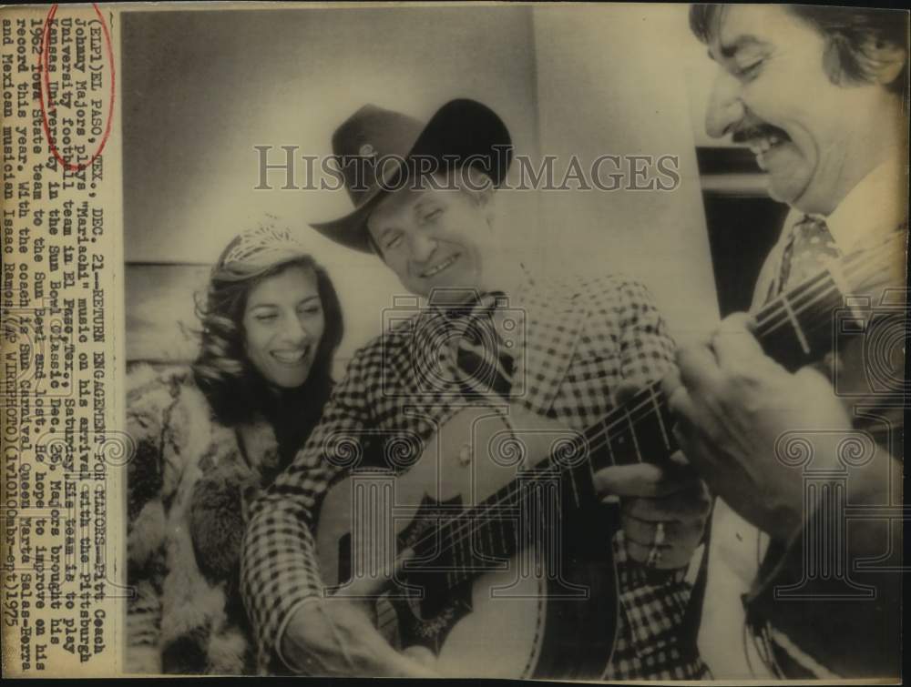1975 Press Photo Pittsburgh University Football Coach Plays Guitar With Others - Historic Images