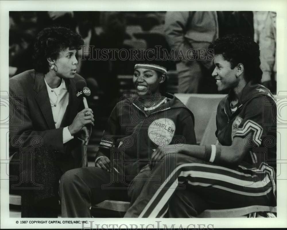 1987 Press Photo ABC Commentator Interviews Globetrotters Basketball Players- Historic Images