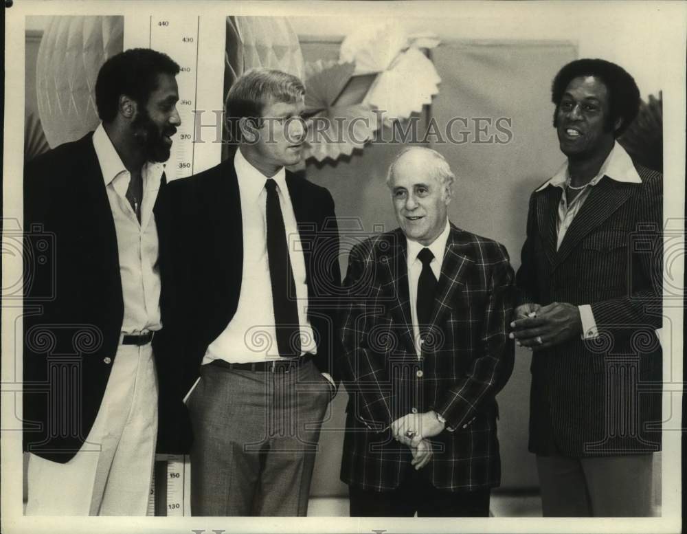 1980 Press Photo CBS TV Show Actor Hosts Fundraiser With NBA Players & Coaches- Historic Images