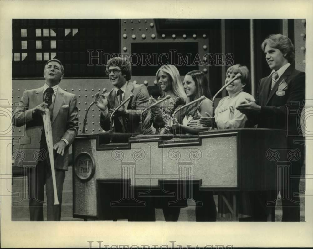 Press Photo Los Angeles Dodger Catcher & Family on "Family Fued" TV Show & Host- Historic Images