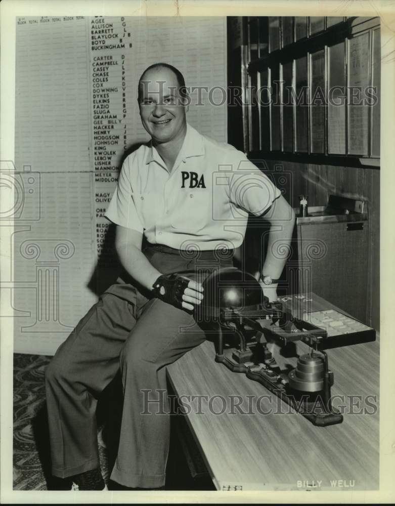 1965 Press Photo Bowler Billy Welu Weighs Bowling Ball - sas20431- Historic Images