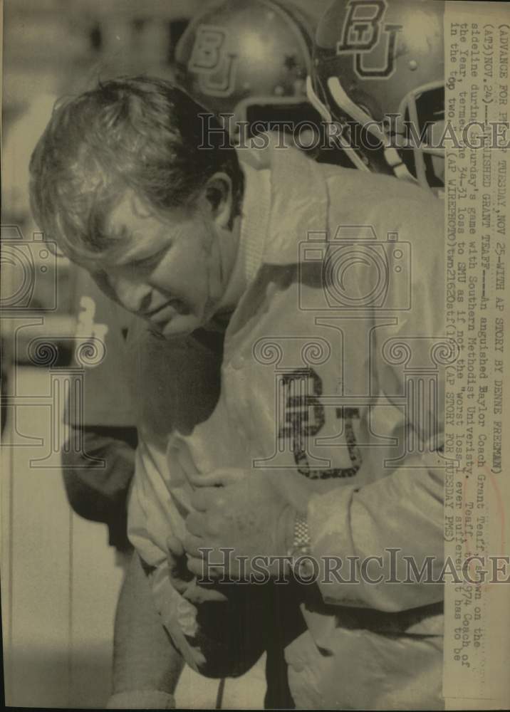 1975 Baylor University Football Coach Grant Teaff on Sideline - Historic Images