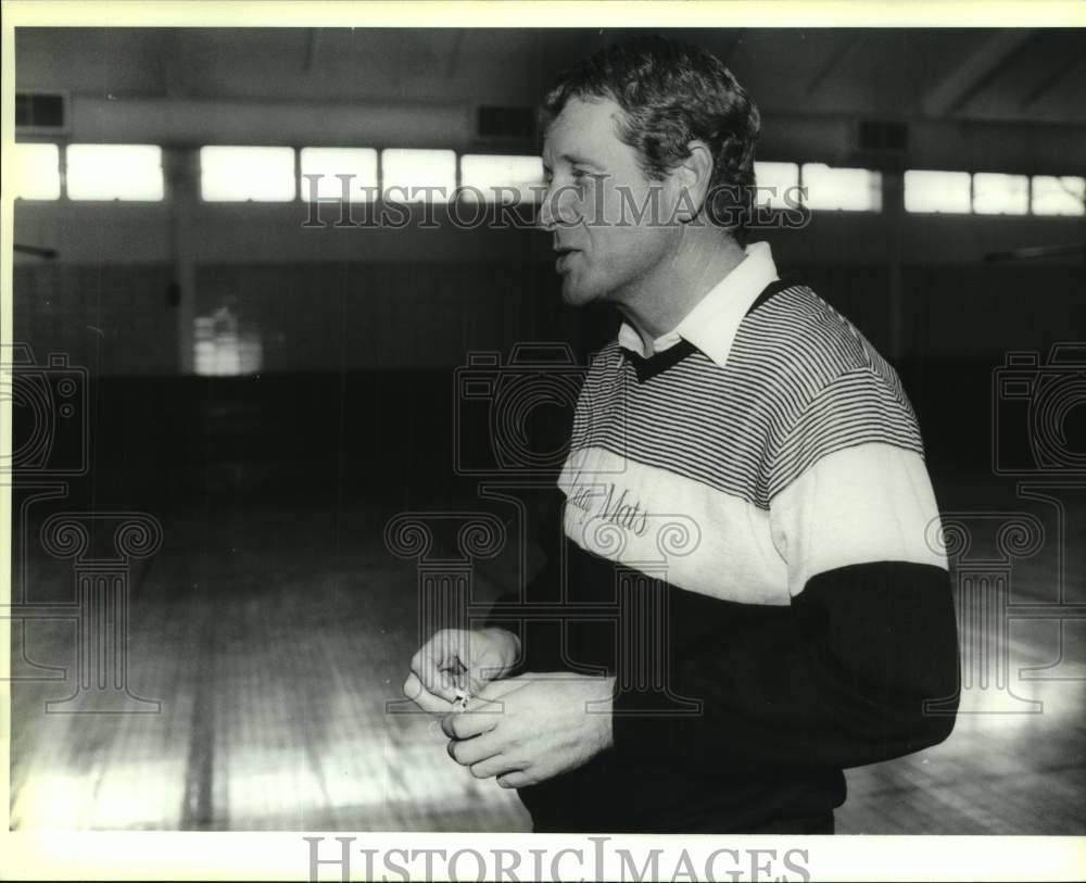 1990 Press Photo Seguin High Girls Basketball Coach Clyde Wallace in Gymnasium- Historic Images
