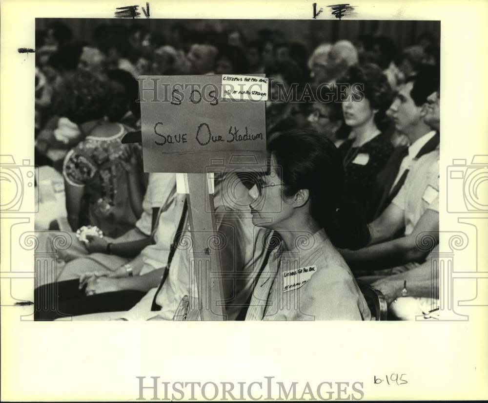 1993 Press Photo Barbara Yu Protests USFL Using Alamo Stadium at Meeting- Historic Images