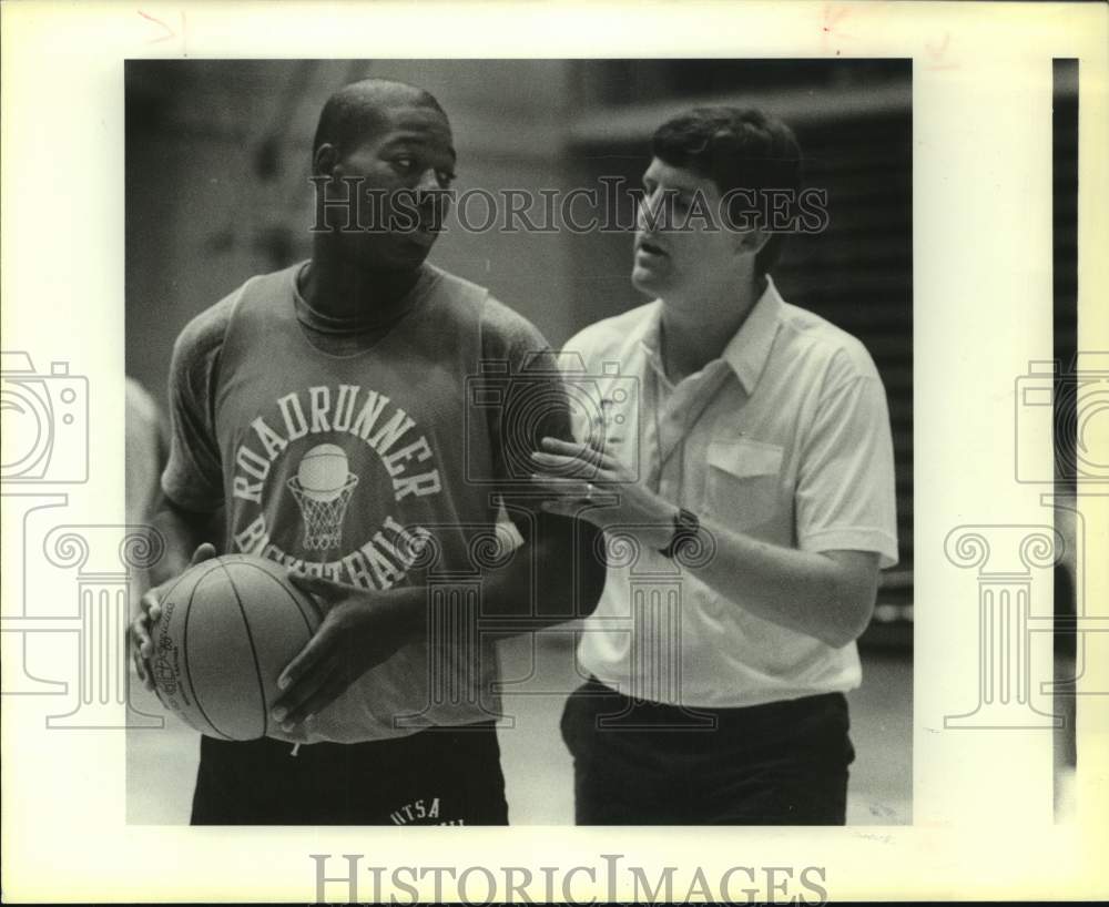 1988 Press Photo Texas San Antonio Basketball Coach &amp; Player at Practice- Historic Images