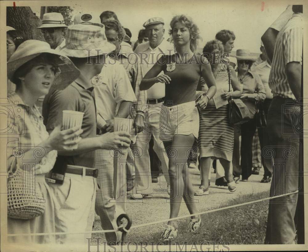 1978 Press Photo Jogger Runs Among Golf Spectators at Texas Open - sas20616- Historic Images