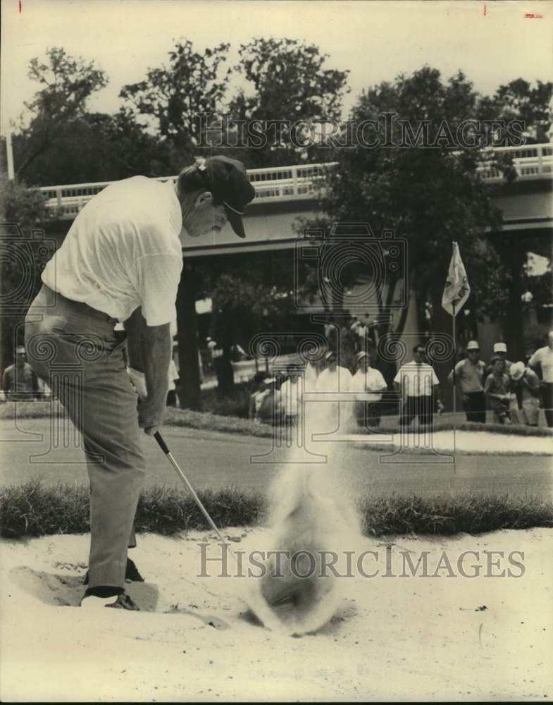 1968 Press Photo Golfer Bob Lunn Hits Out of Sand Trap at Pecan Valley - Historic Images