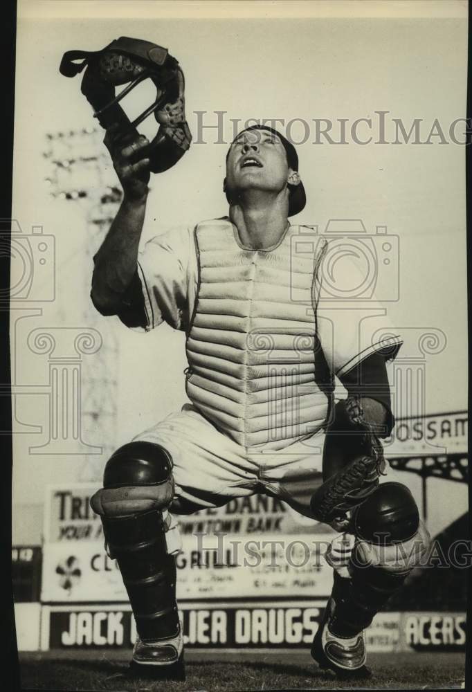 1950 Press Photo Baseball Player Rickner in Catcher&#39;s Gear Takes Off Mask- Historic Images