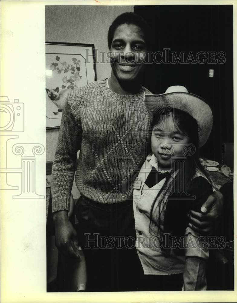 1983 Press Photo Dallas Cowboys Football Player Greets Young Fan At Dallas Diner- Historic Images