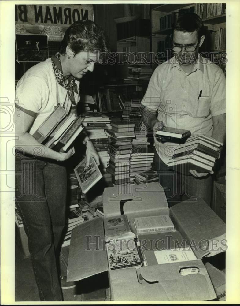 1986 Press Photo Sharon Crutchfield & Norman Brock Jr. at Brock Book Store - Historic Images