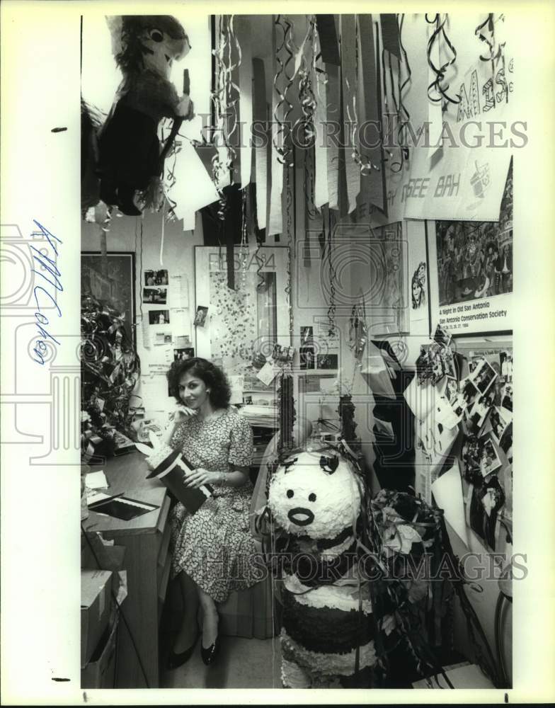 1990 Press Photo Lainey Cohen With Party Decorations at Fairmount Hotel- Historic Images