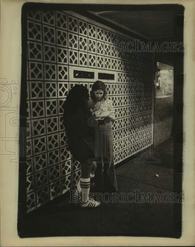 1978 Press Photo Staff Writer Cheryl Coggins Interviews Subject in Hallway- Historic Images