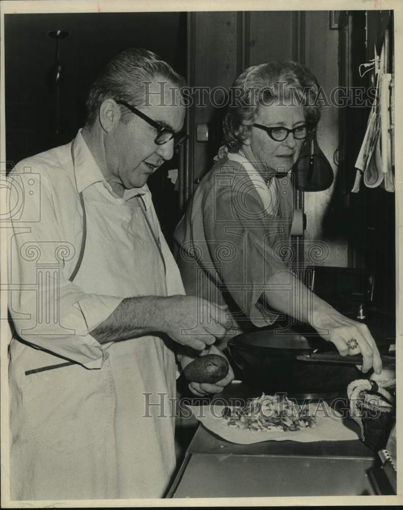 Press Photo Mr. & Mrs. Jim Cullum Sr. Prepare Food - sas21267- Historic Images