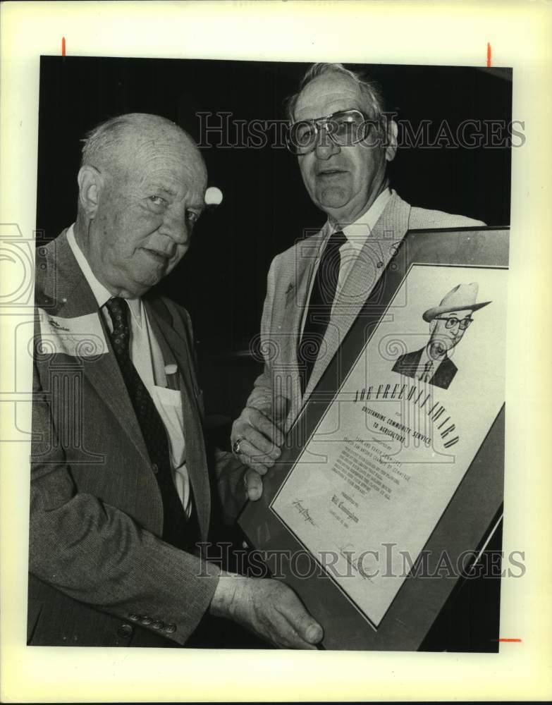 1985 Press Photo Bill Cunningham Receives Award From Leroy Smith at Jersey Lilly - Historic Images