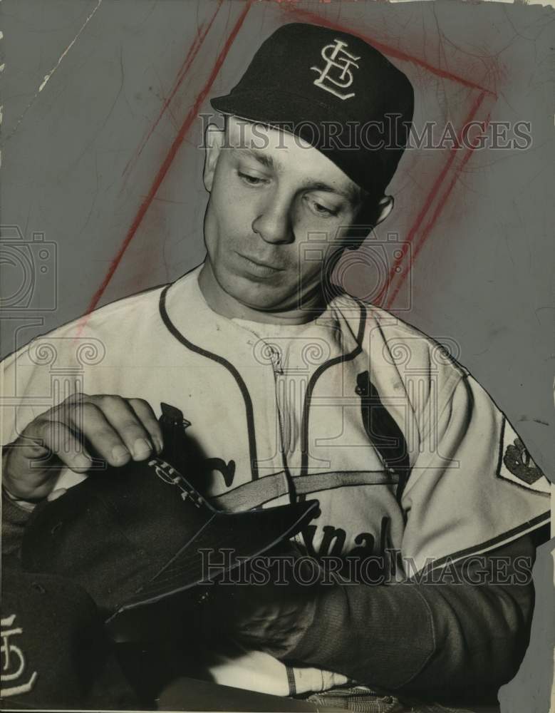 1952 Press Photo St. Louis Cardinals Baseball Player Eddie Stanky Adjusts Hats- Historic Images
