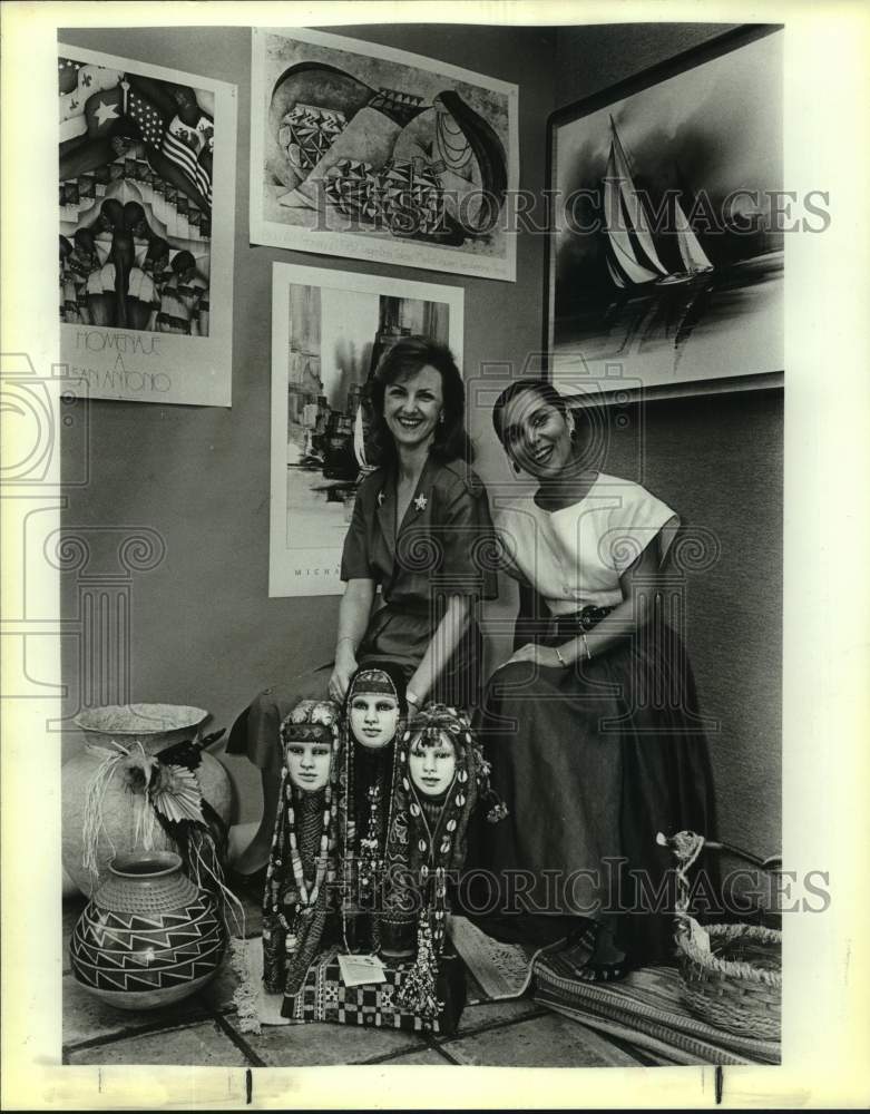1986 Press Photo Elaine Dagenbela &amp; Lisa Anderson With Art at Dagenbela Gallery - Historic Images