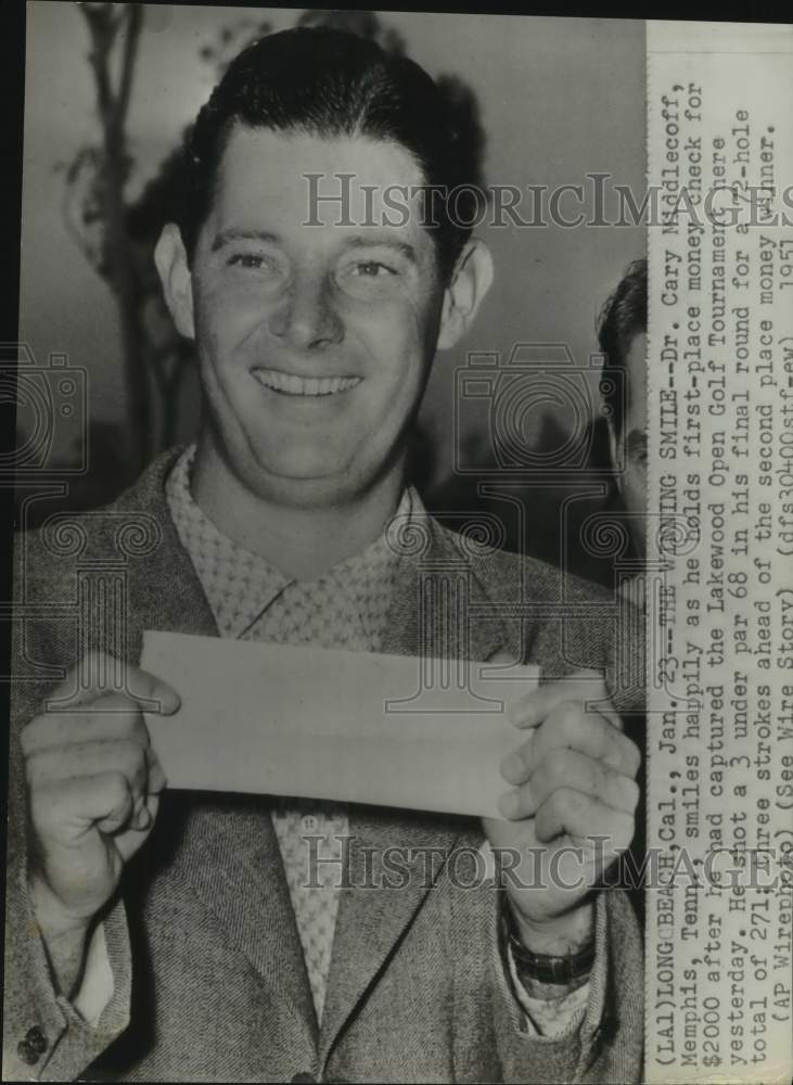 1951 Press Photo Golfer Cary Middlecoff Displays Check After Win in Long Beach- Historic Images