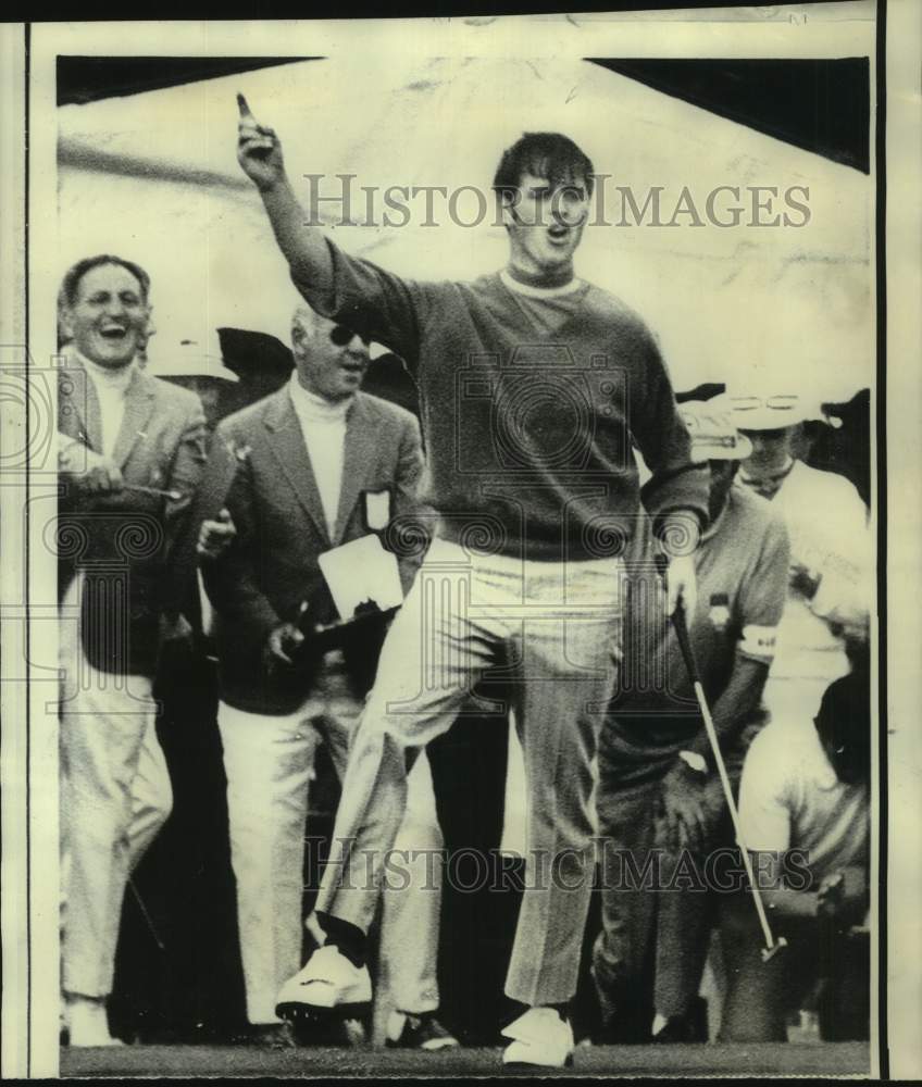 1970 Press Photo Golfer Mike Hill Celebrates After Miami Open Win - sas21537- Historic Images
