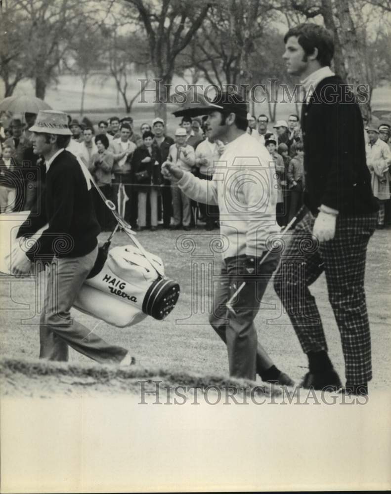Press Photo Golfers Dick Lotz, Ron Cerrudo &amp; Caddie Walk Course at Texas Open - Historic Images